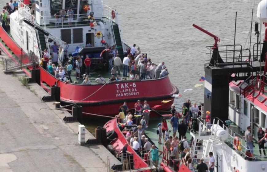 Vainikų nuleidimas į jūrą