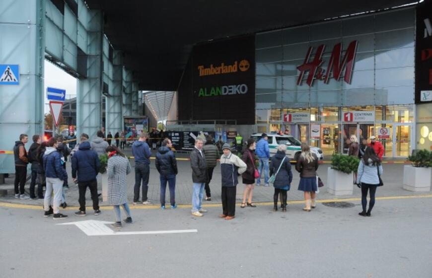 Iš "Akropolio" evakuoti žmonės