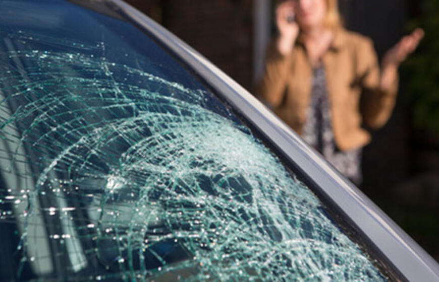 Chuliganai išdaužė šešių automobilių stiklus