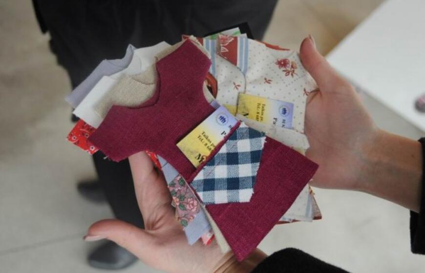 Naujajame turguje dalintos suvenyrinės suknelės