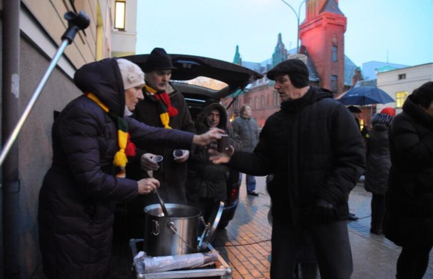 Atminimo laužas sausio 13-ajai prie Klaipėdos miesto savivaldybės