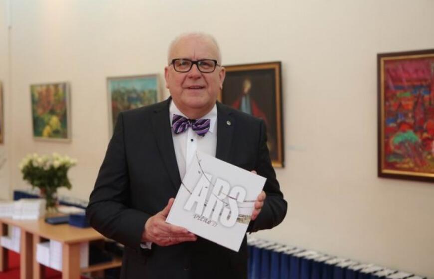 Ligoninę puošiantys meno darbai sugulė į albumą