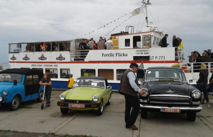 Nidos aerodrome "nutūpė" klasikiniai automobiliai