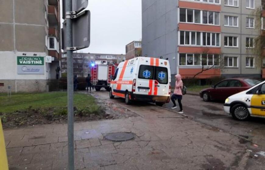 Daugiabučio kieme - mįslinga geltona dėžė