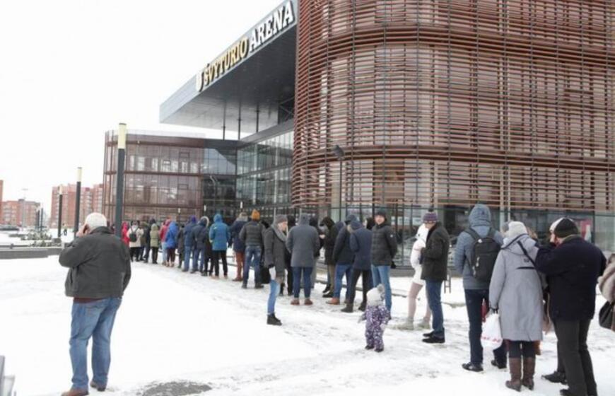 Žmonės norintys įsigyti bilietus į Marijono koncertą