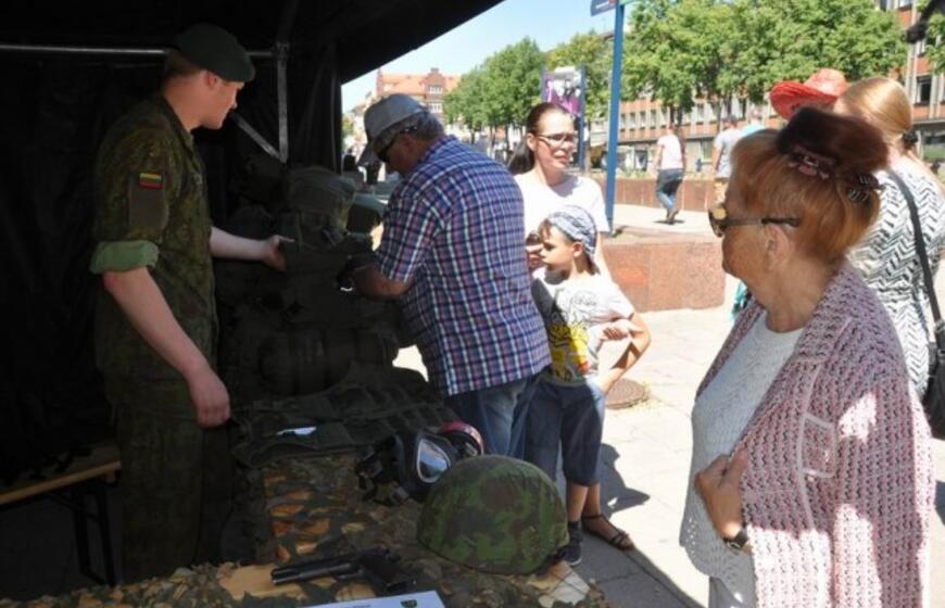 Klaipėdiečiai pasveikino NATO karius