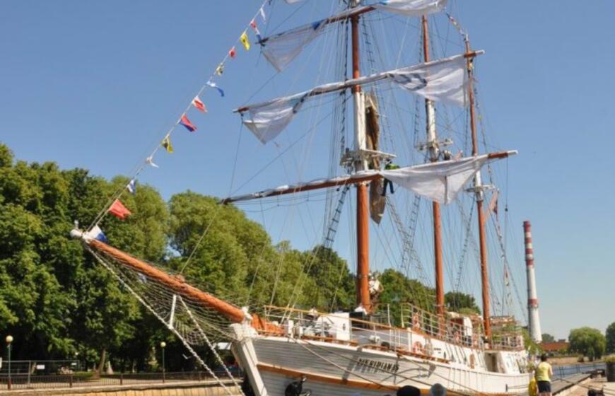 „Meridianas“ iškėlė bures