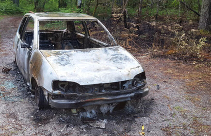 Rastas sudegęs automobilis su žmogaus kūnu