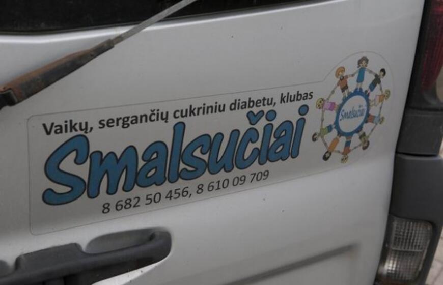 Atgimimo aikštėje klaipėdiečiai susibūrė į mėlyną ratą