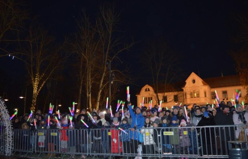 Palangoje suspindo tūkstančiai kalėdinių šviesų