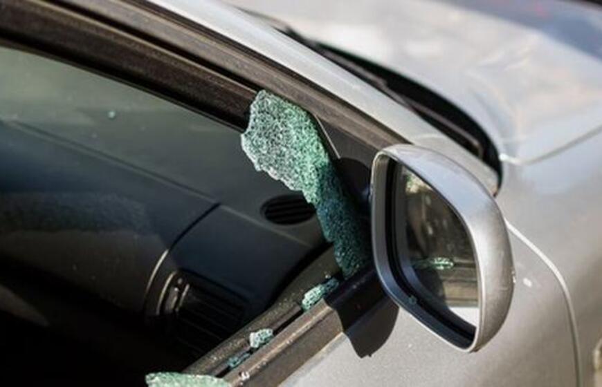 Išdaužę stiklus vogė multimedijas ir oro pagalves