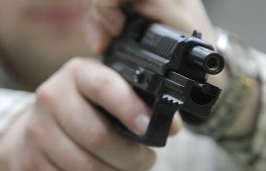 Girtas vyras taksistui grasino dujiniu pistoletu