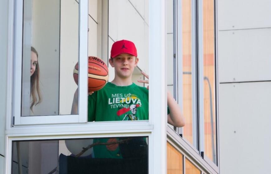 Nepakartojama - klaipėdiečiai uždainavo balkonuose