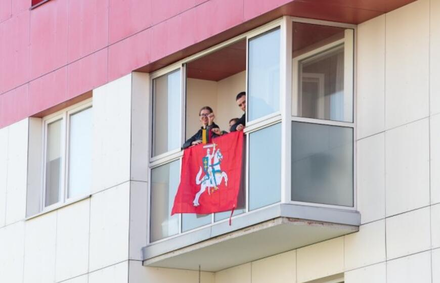 Nepakartojama - klaipėdiečiai uždainavo balkonuose