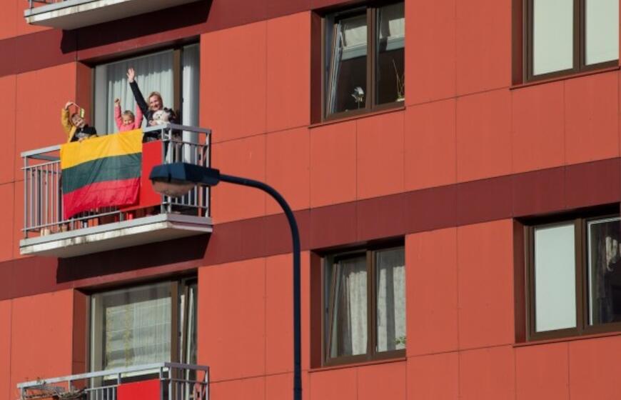 Nepakartojama - klaipėdiečiai uždainavo balkonuose