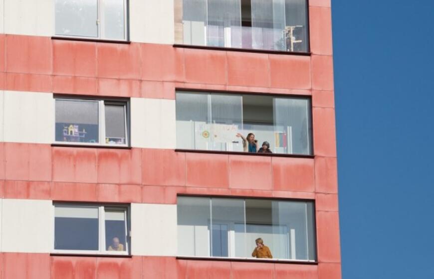 Nepakartojama - klaipėdiečiai uždainavo balkonuose