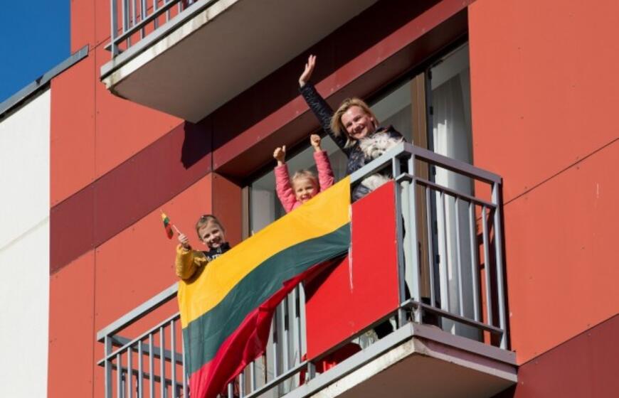 Nepakartojama - klaipėdiečiai uždainavo balkonuose