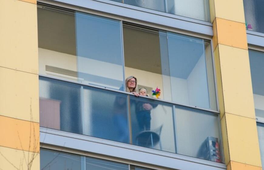 Nepakartojama - klaipėdiečiai uždainavo balkonuose