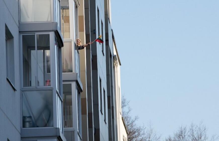 Nepakartojama - klaipėdiečiai uždainavo balkonuose
