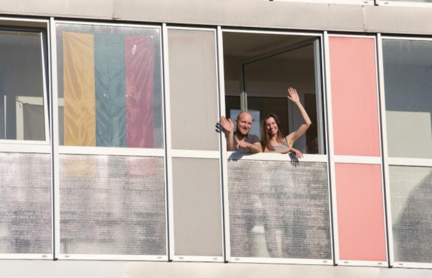 Nepakartojama - klaipėdiečiai uždainavo balkonuose