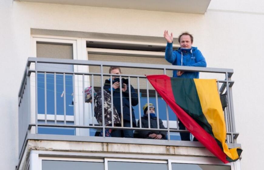 Nepakartojama - klaipėdiečiai uždainavo balkonuose