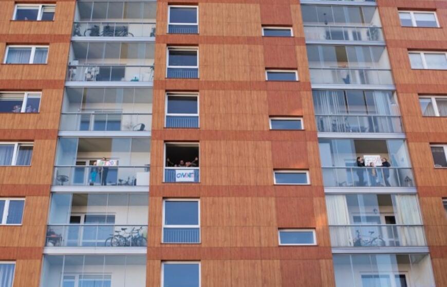 Nepakartojama - klaipėdiečiai uždainavo balkonuose