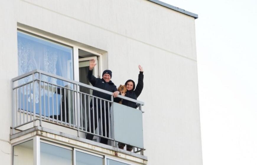 Nepakartojama - klaipėdiečiai uždainavo balkonuose