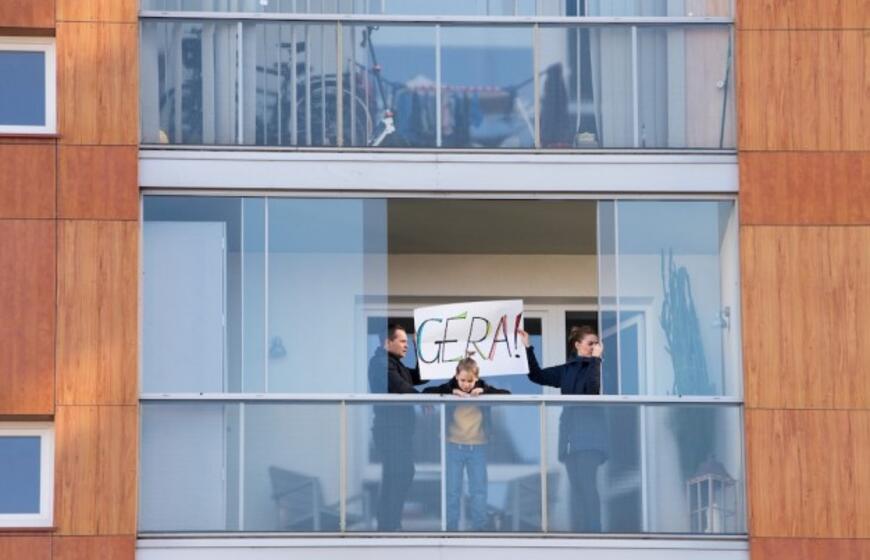 Nepakartojama - klaipėdiečiai uždainavo balkonuose