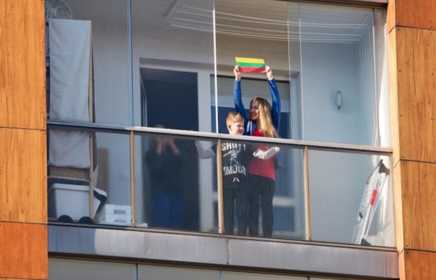 Nepakartojama - klaipėdiečiai uždainavo balkonuose