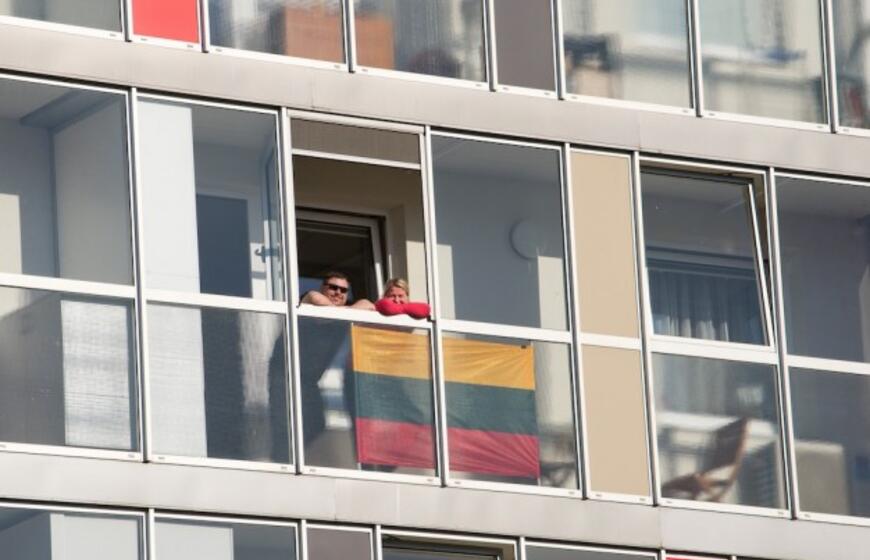 Nepakartojama - klaipėdiečiai uždainavo balkonuose