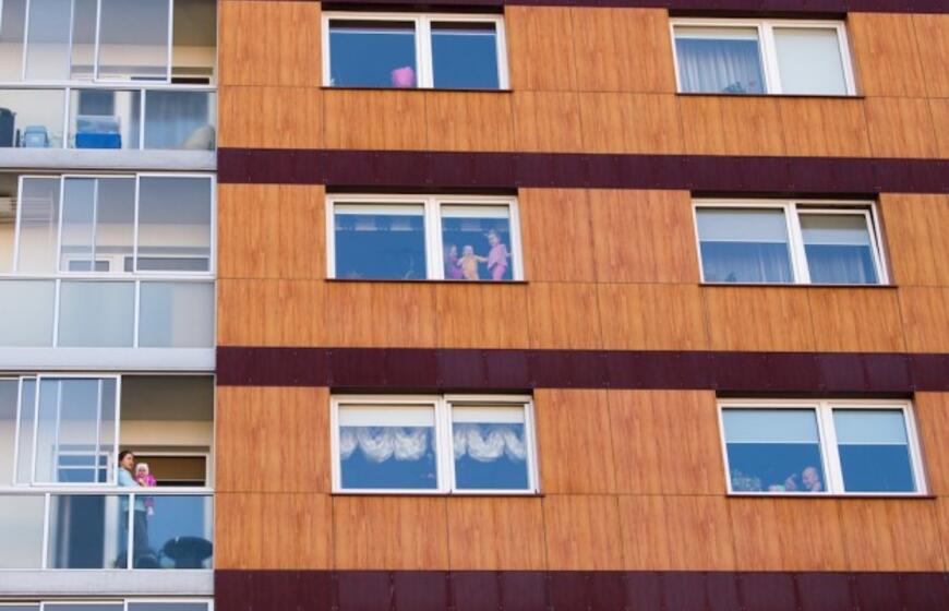 Nepakartojama - klaipėdiečiai uždainavo balkonuose