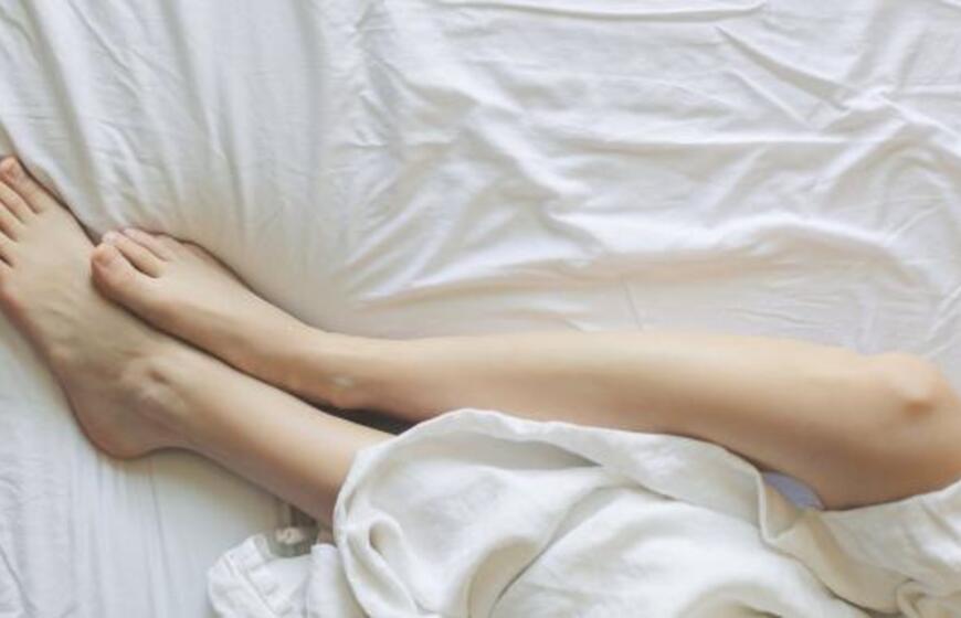Tinimas, dilgčiojimas ir mėšlungis: kaip padėti šių simptomų kamuojamoms kojoms?