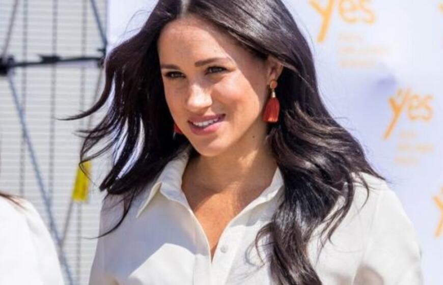 Hercogienė Meghan Markle pasipuošė suknele, kurią sukūrė lietuviai