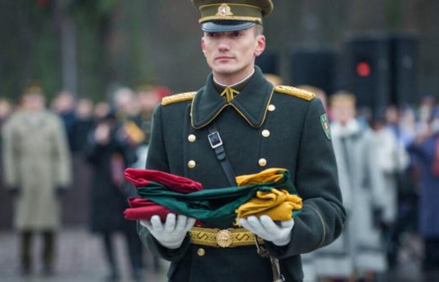 Sausio 1-ąją minima Lietuvos vėliavos diena