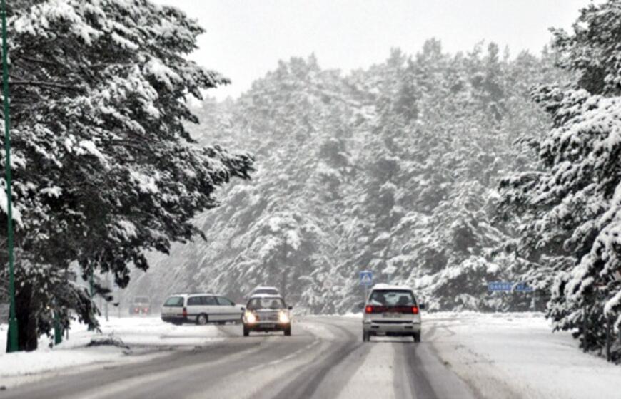 Vakarinėje šalies dalyje eismo sąlygas sunkina snygis