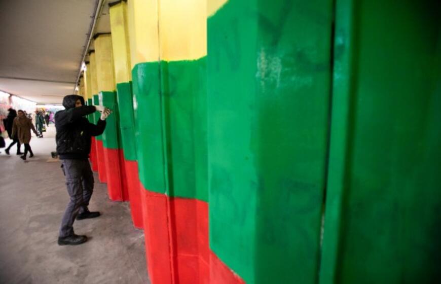 Perėjoje vaivorykštę perdažė trispalvės spalvomis