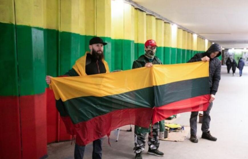 Perėjoje vaivorykštę perdažė trispalvės spalvomis