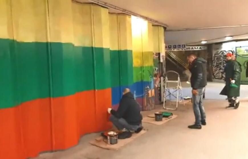 Perėjoje vaivorykštę perdažė trispalvės spalvomis
