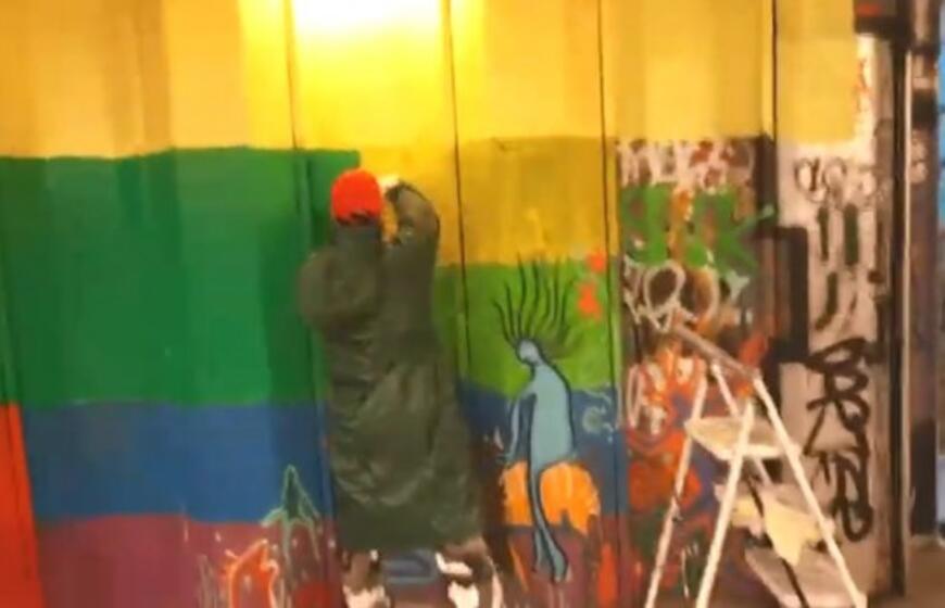 Perėjoje vaivorykštę perdažė trispalvės spalvomis