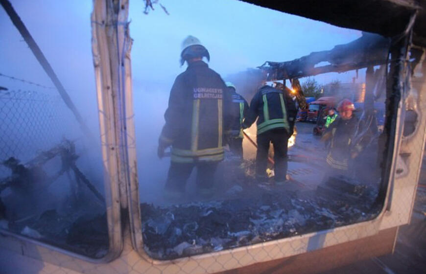 Ugnies paženklintos nelaimės: degė statybininkų vagonėlis ir metalo dirbtuvės