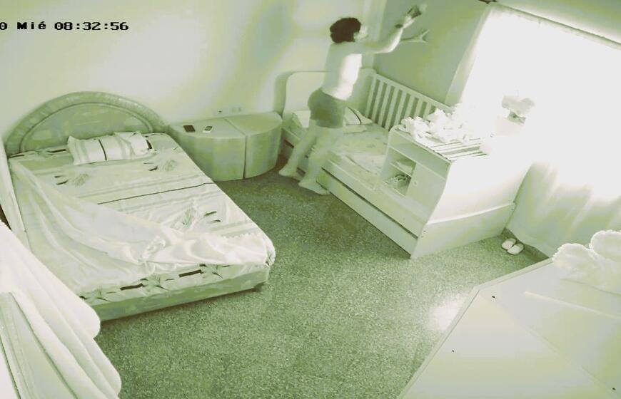 Vyras slapta kamera nufilmavo savo žmoną ir štai ką pamatė