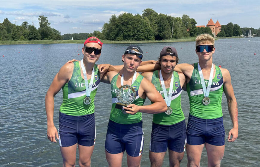 Jonas Šaparavičius (pirmas iš kairės) kartu su Lietuvos rinktinės nariais ruošiasi pasaulio jaunimo irklavimo čempionatui,