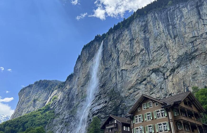  Lauterbrunnen. „Labai populiarus miestelis, gal kiek suturistintas. Bet lengvesnei dienai užsukti ten tikrai verta. Patarimas: jeigu yra daug žmonių, eiti link geležinkelio bėgių, ten yra gražių vietų nuotraukoms, o ir erdvės daugybė, ne taip kaip instagraminėje gatvelėje, kurioje stovi eilė laukiančiųjų nusifotografuoti“, - patarė keliautoja.