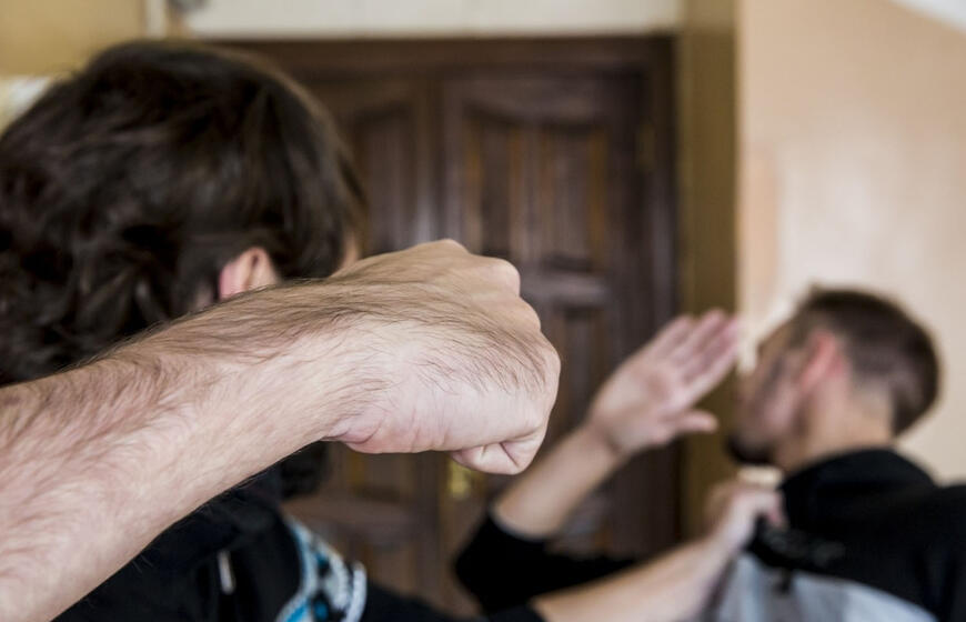 Muštynės, konfliktas