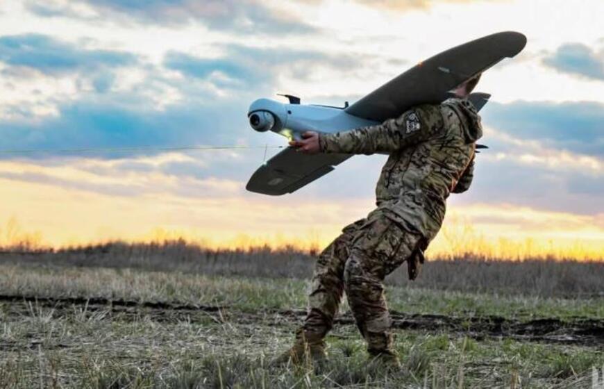 Karys leidžia droną