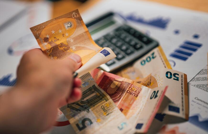 Pinigai, atlyginimai