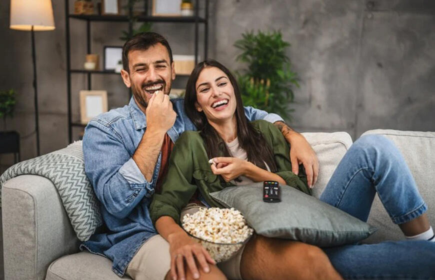 Vyras ir moteris džiaugiasi gyvenimu