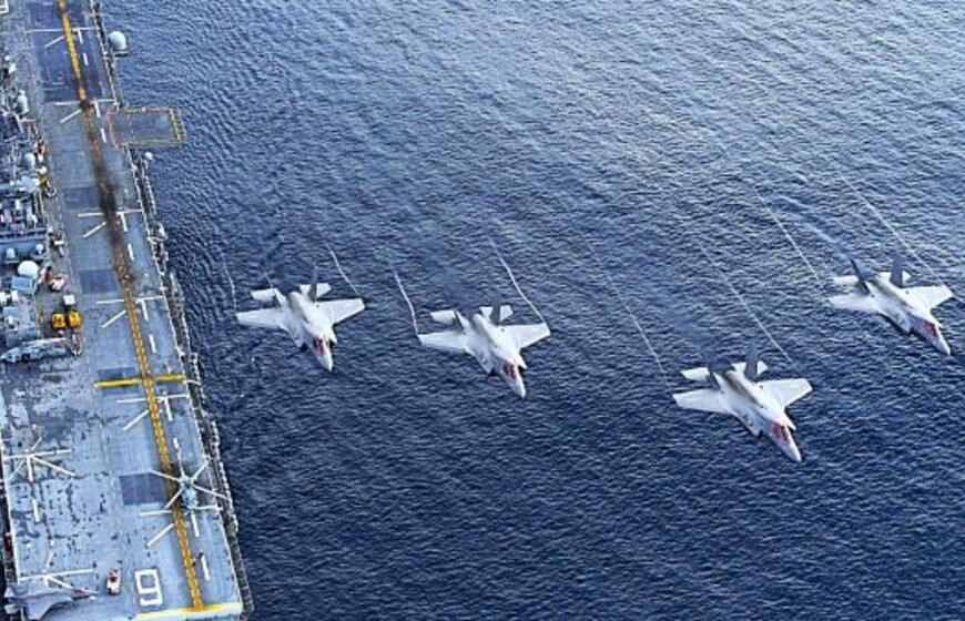 JAV naikintuvai šalia lėktuvnešio