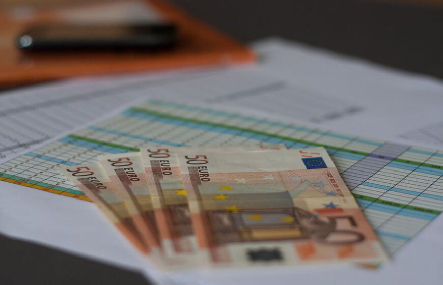 Fiktyvūs sandoriai, bankrotai ir skolos