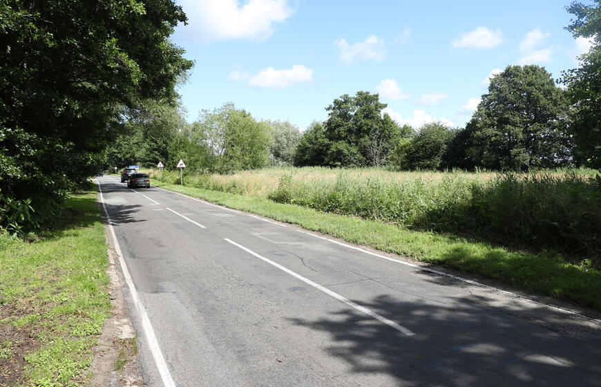 Kelias ties Gintaro įlanka. Iki XX a. pr. jo nebuvo: ši pamario dalis dirbtinai suformuota užpilant šlapynę iš marių iškastu gruntu. 